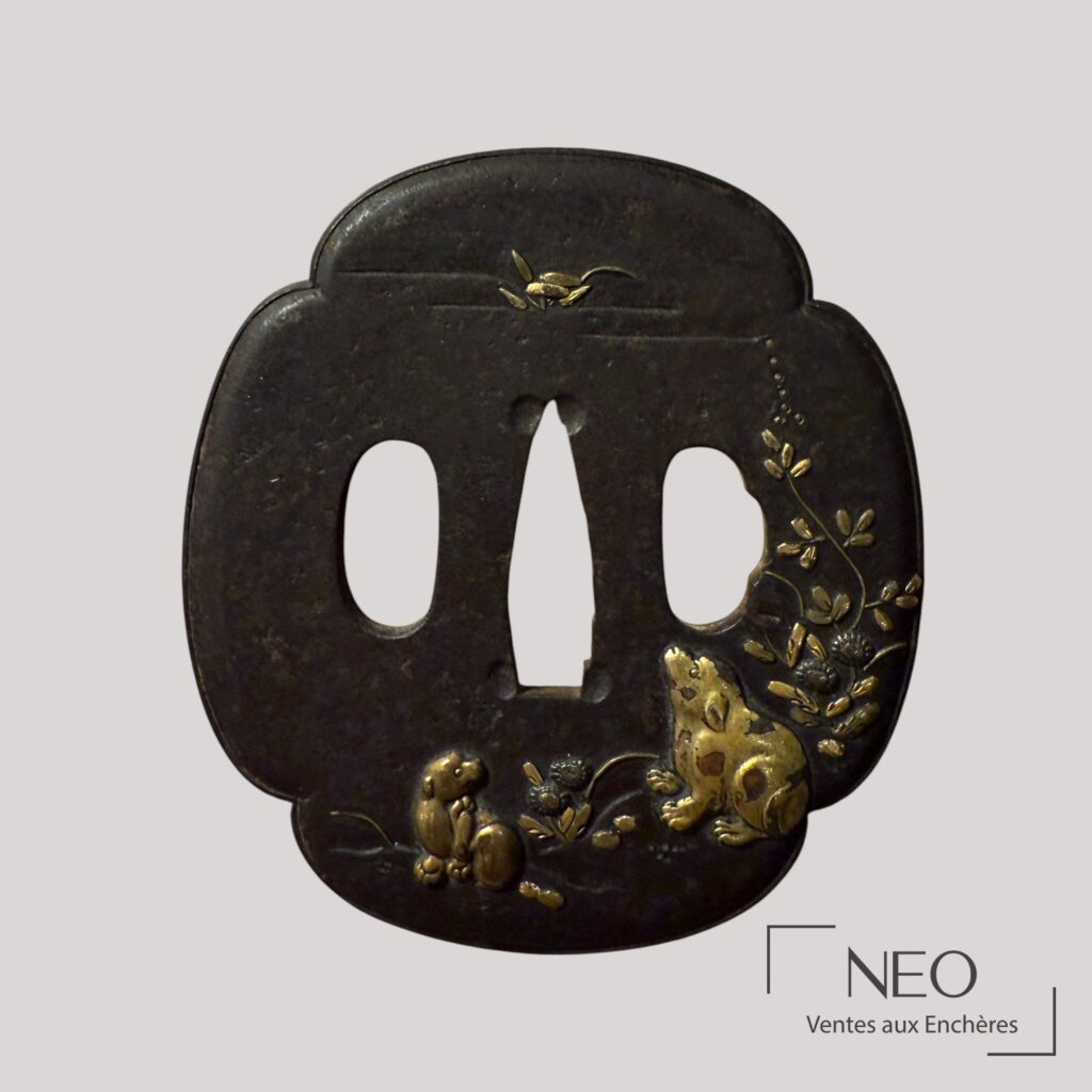 Tsuba mokko gata en fer avec décor incrusté de deux chiots et de végétaux en cuivre doré