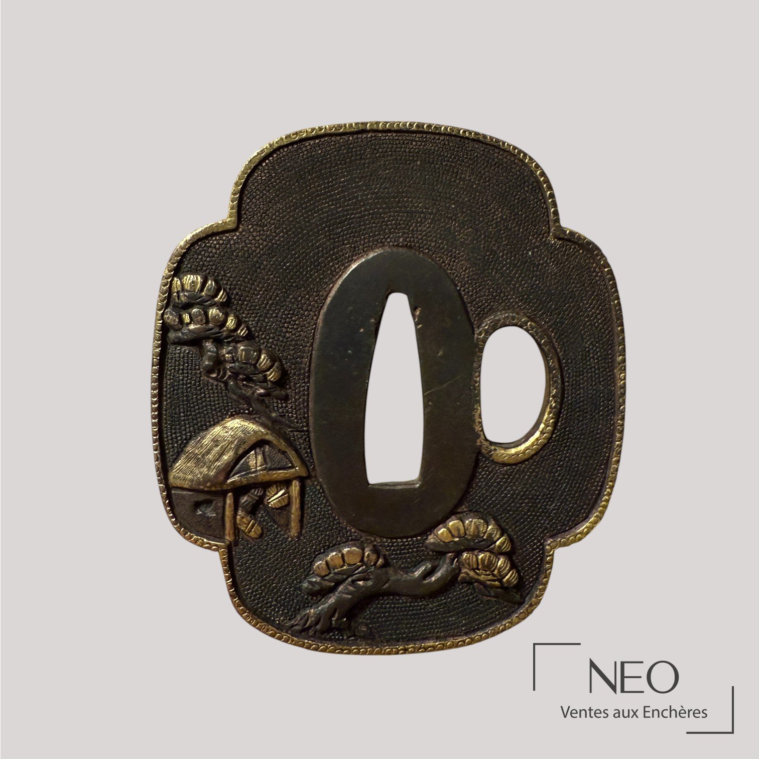 Tsuba japonaise mokko gata en shibuichi avec décor de chaumière sous un pin