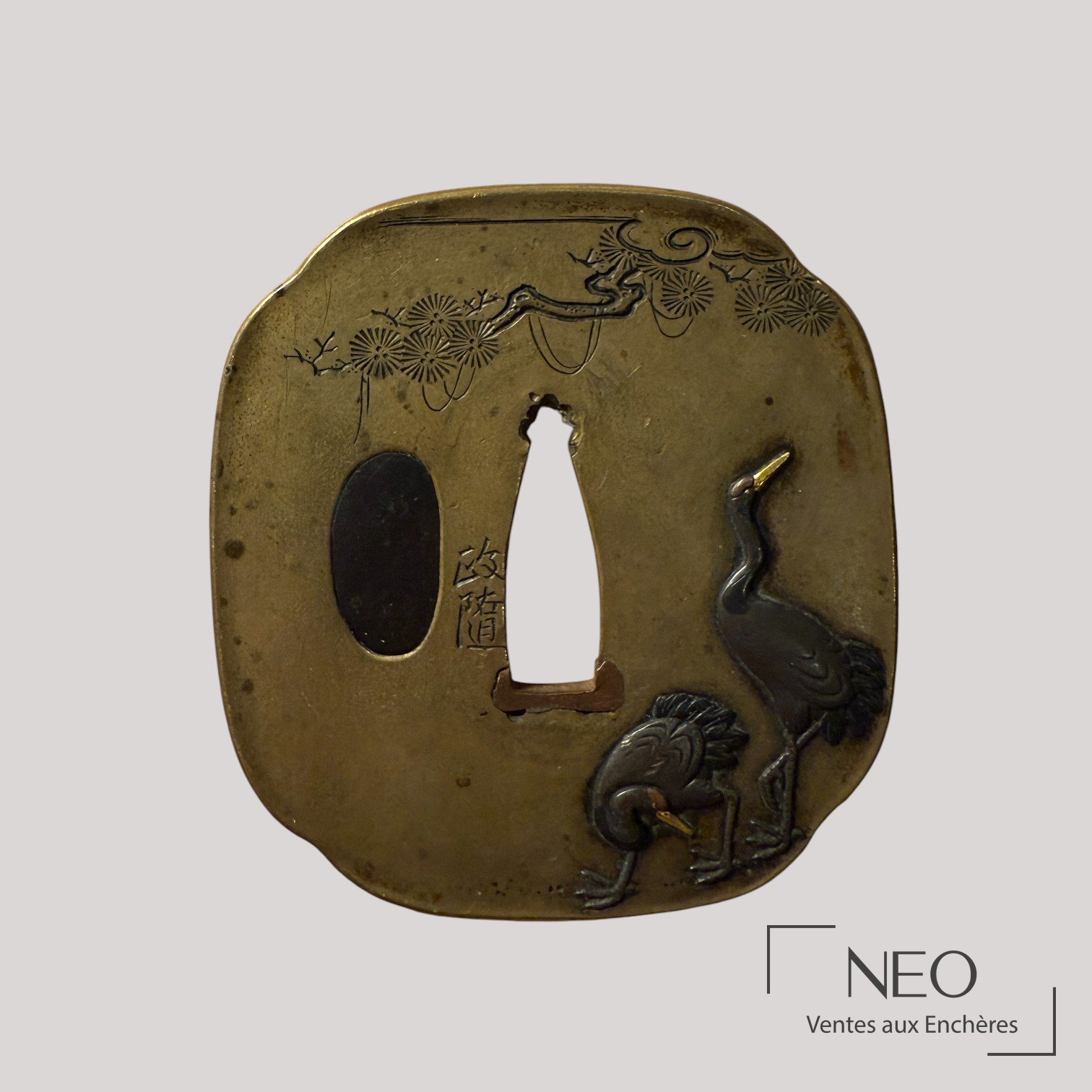 Tsuba japonaise en sentoku au décor de pins et signature Masayuki