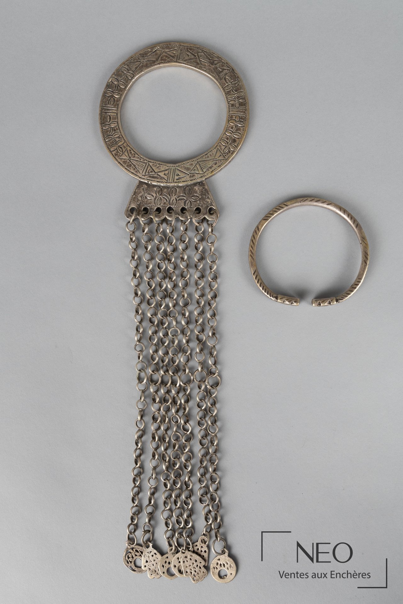 Tunisie, lot de bijoux en argent, parure de ceinture et bracelet jonc