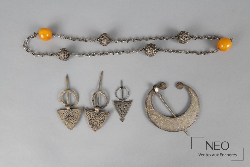 Lot de bijoux tunisiens en argent avec sautoir et fibules disposés à plat