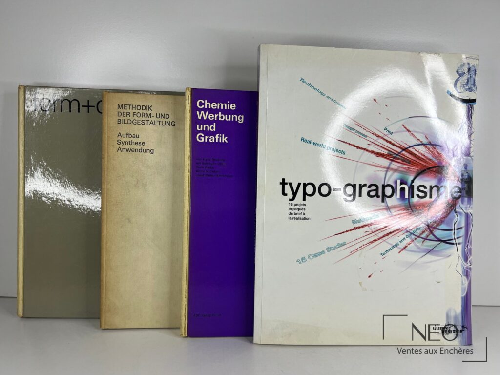 Quatre livres de graphisme alignés