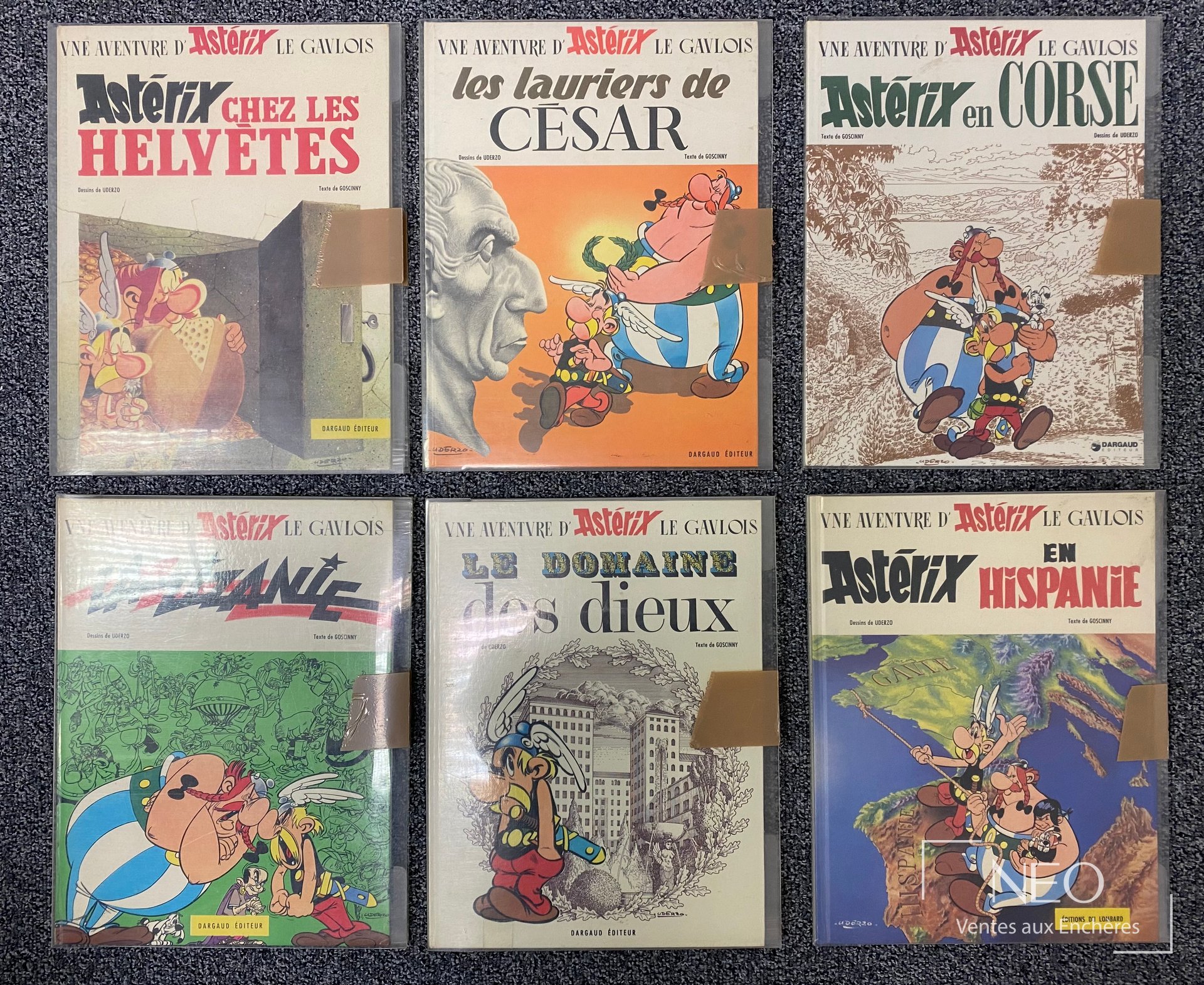 Six albums Astérix en édition originale vus de face