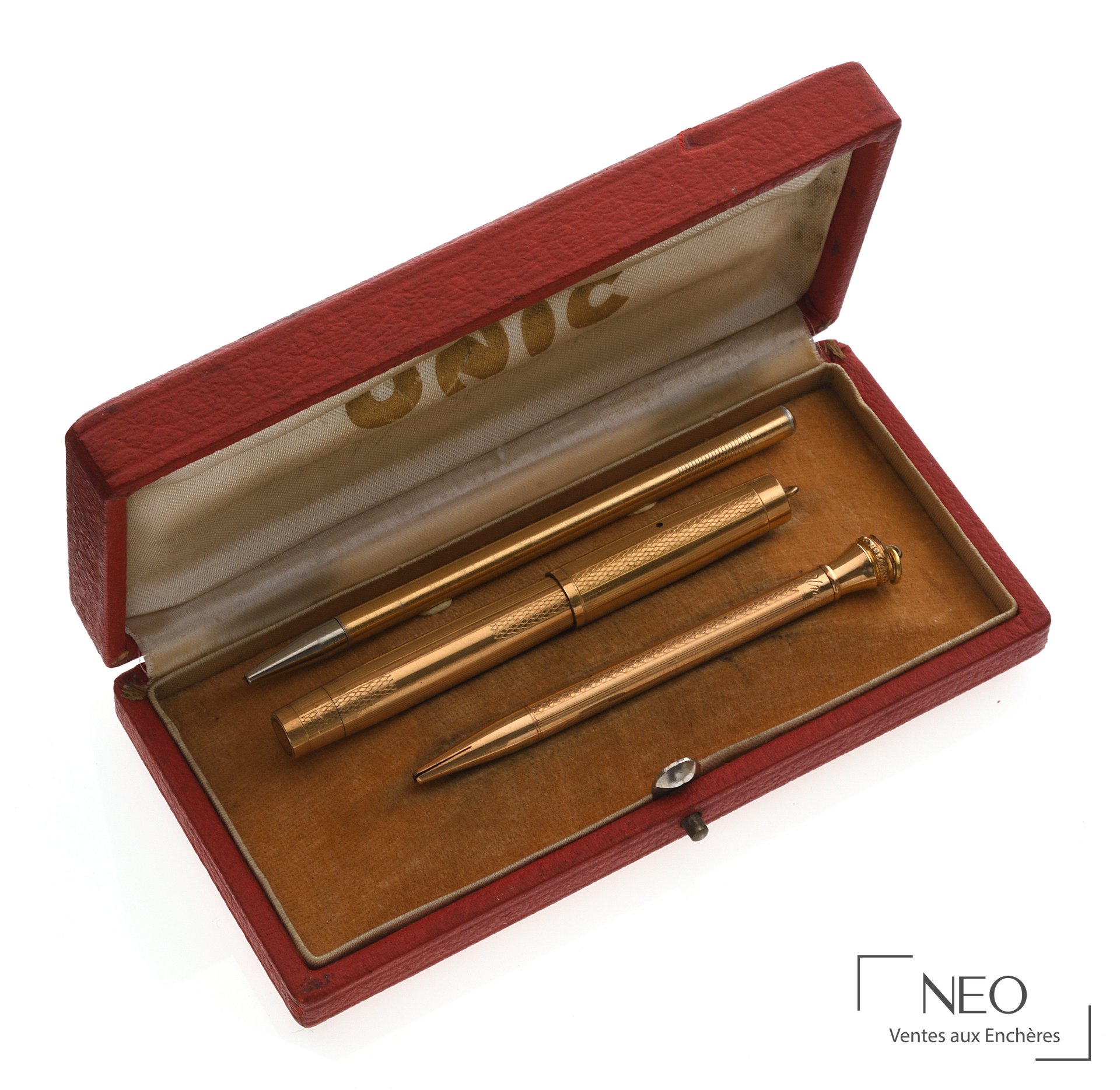 Coffret rouge ouvert contenant un stylo plume