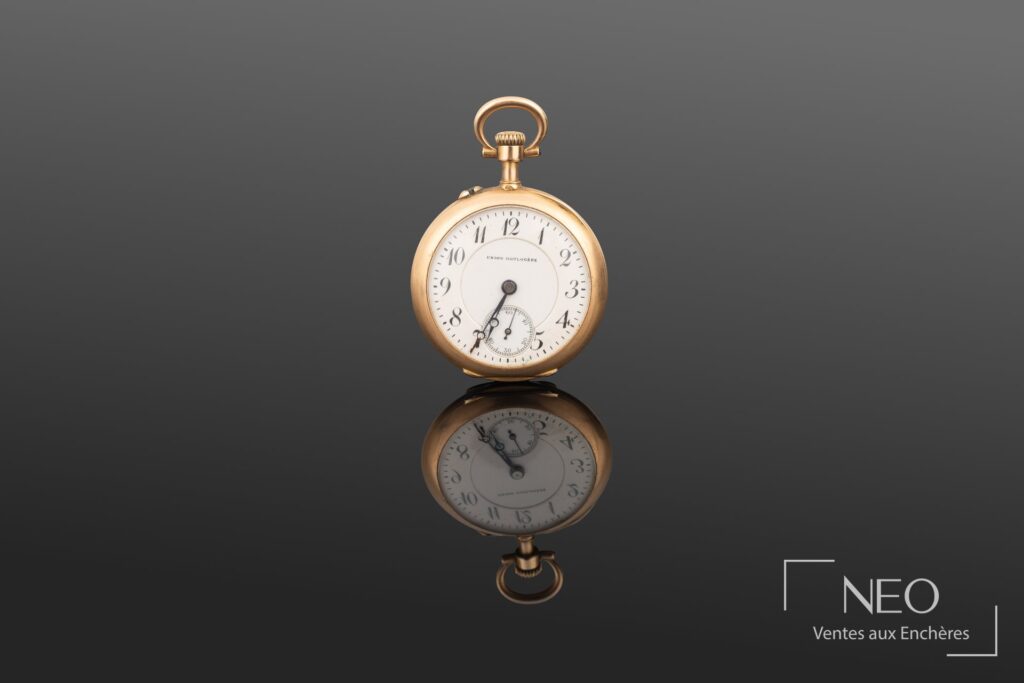 Montre de col Union Horlogère en or jaune avec cadran émaillé blanc