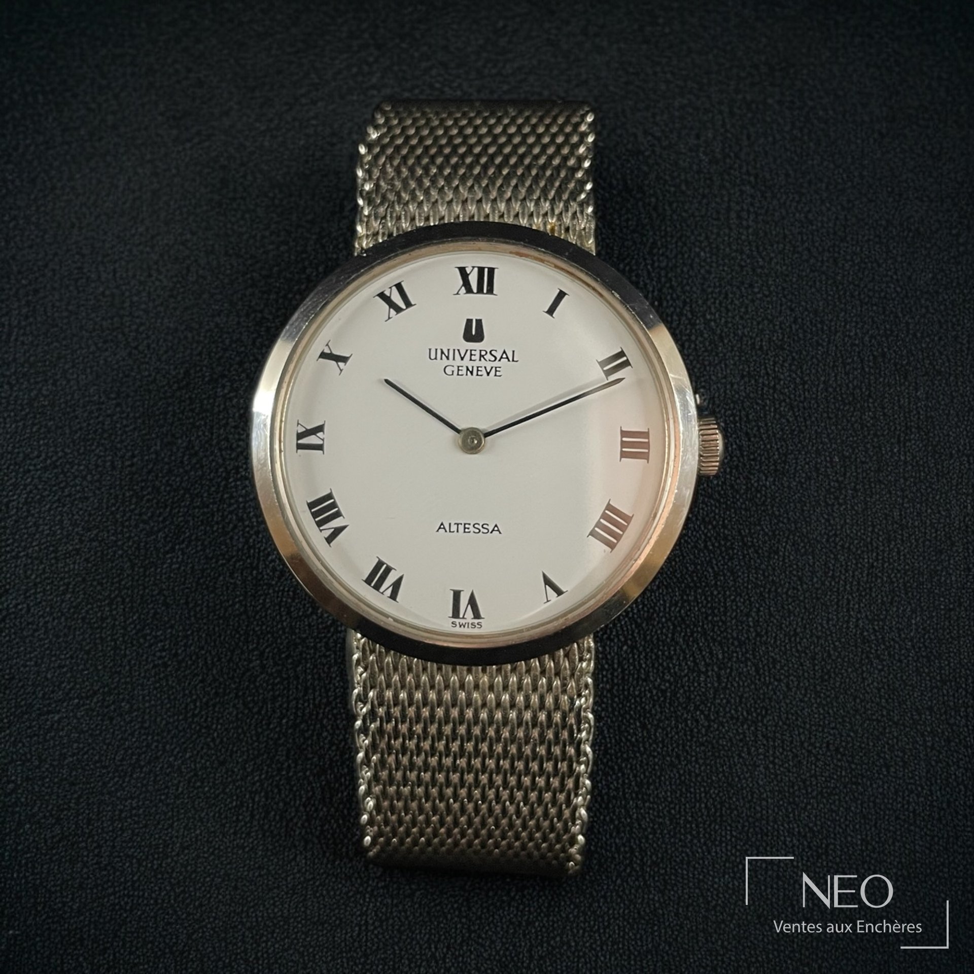 Montre Universal Genève Altessa au cadran blanc à chiffres romains