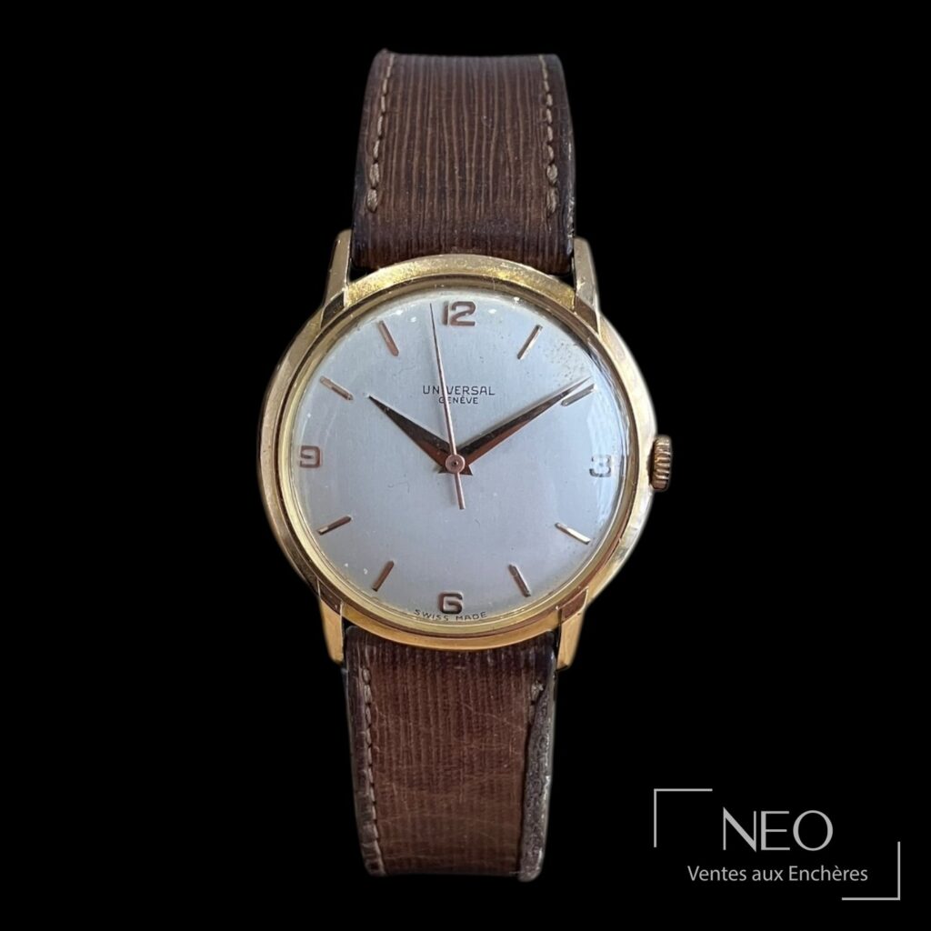 Montre Universal Genève en or rose avec cadran argenté et bracelet cuir brun
