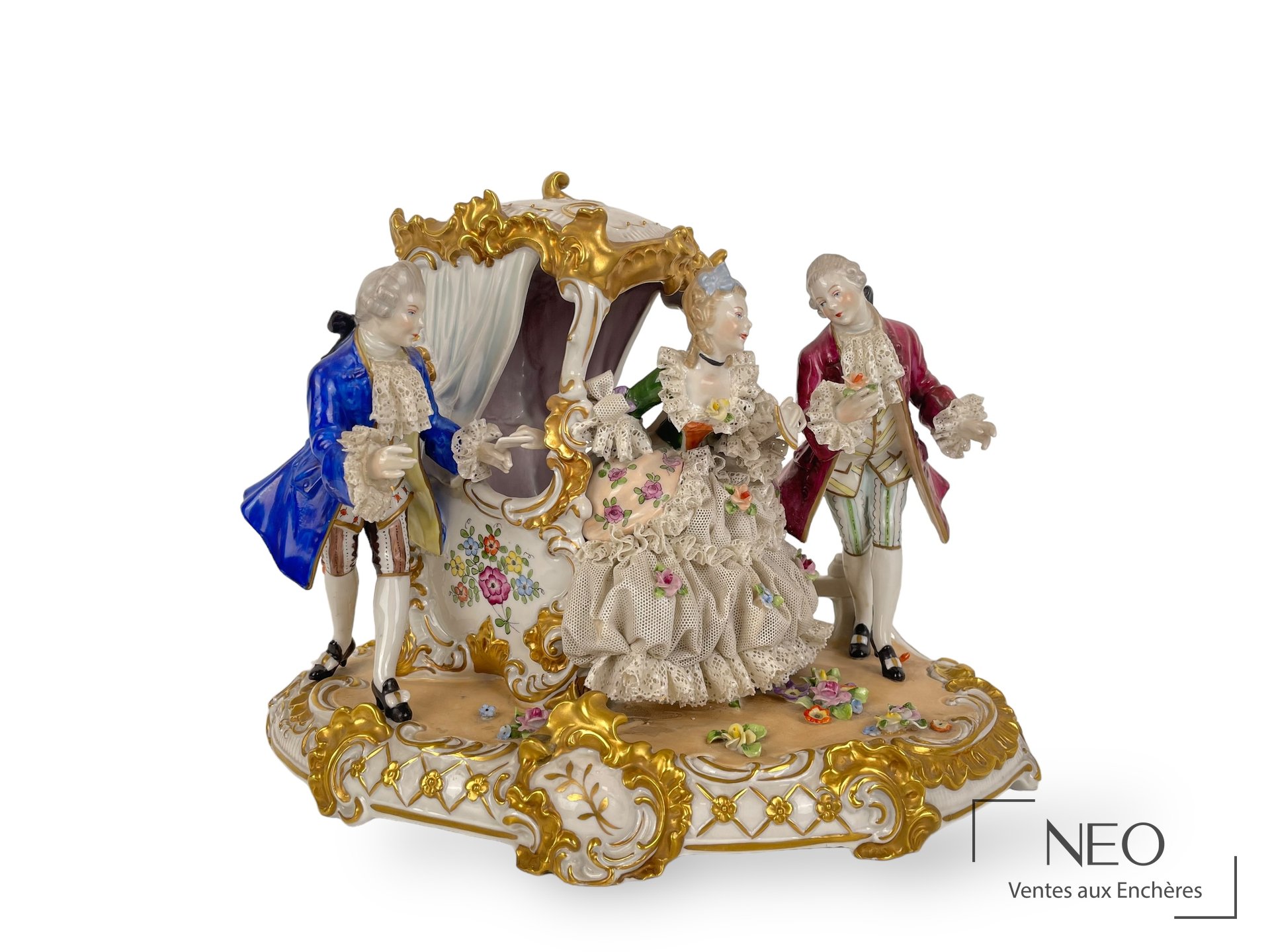 Unteweissbach, groupe en porcelaine à fond blanc, or et polychromes, XXe siècle