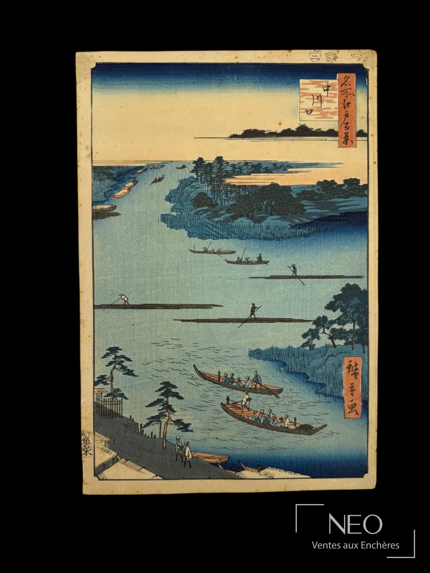 Estampe japonaise d'Utagawa Hiroshige I montrant un paysage fluvial animé de bateaux et de pêcheurs.