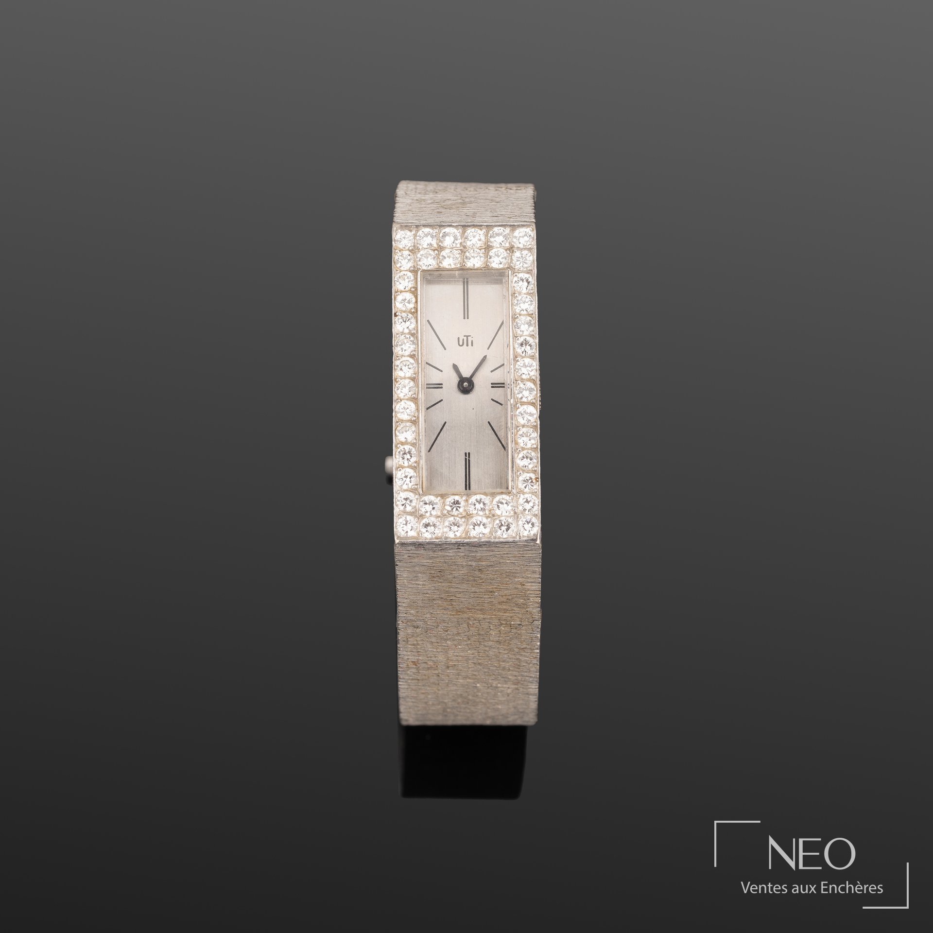 Montre bracelet UTI en or gris pavée de diamants