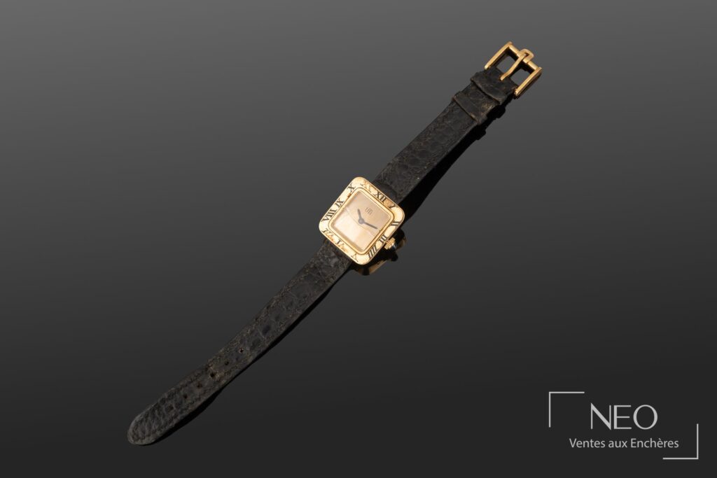 Montre bracelet UTI en or jaune sur bracelet noir