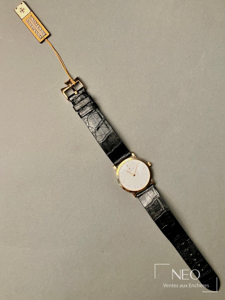Montre Vacheron Constantin Patrimony en or rose avec bracelet noir et étiquette de marque