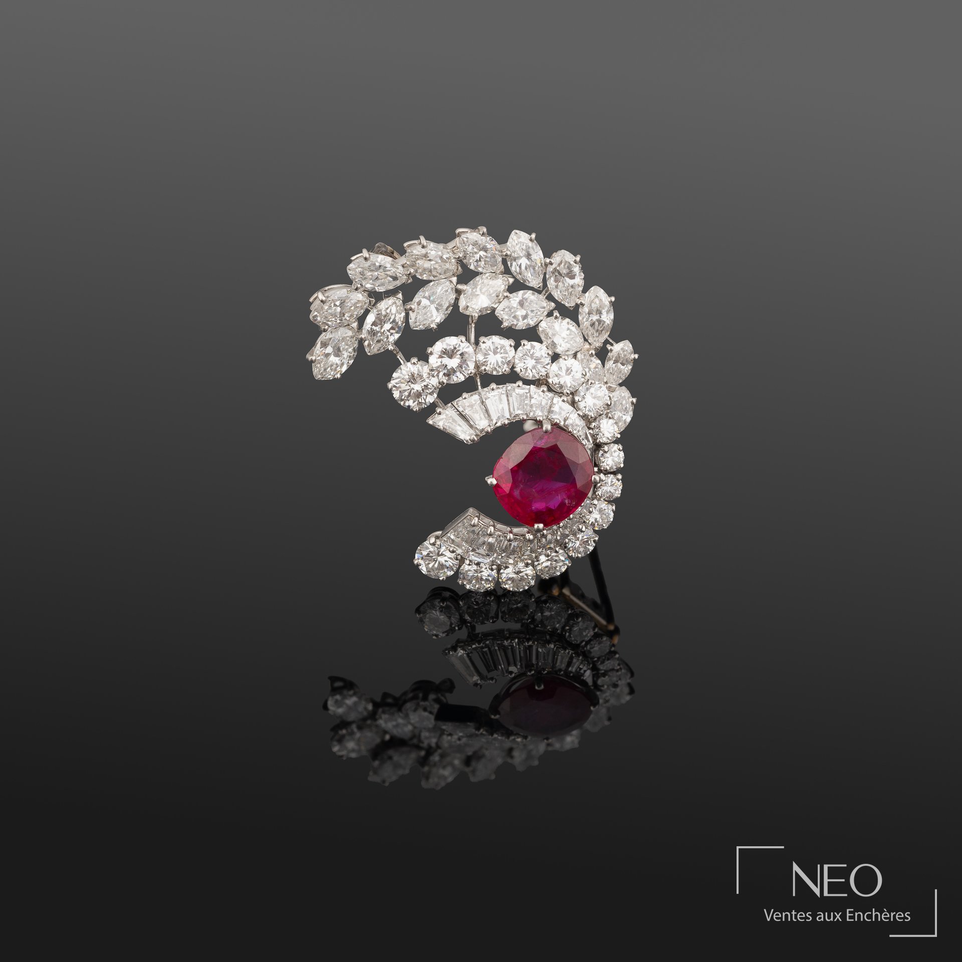 Clip tourbillon Van Cleef & Arpels en or blanc