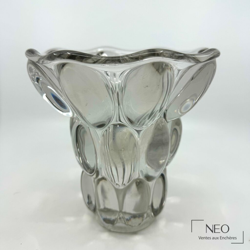 Vase balustre en cristal moulé vu de face