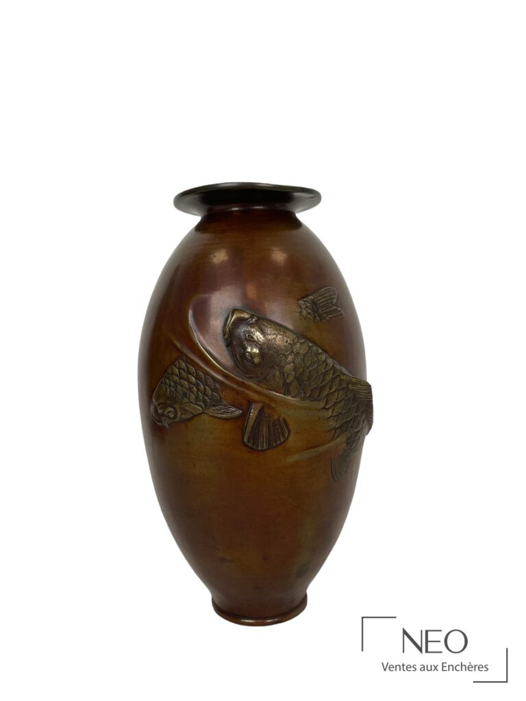 Vase ovoïde en bronze à décor de carpes koi en relief