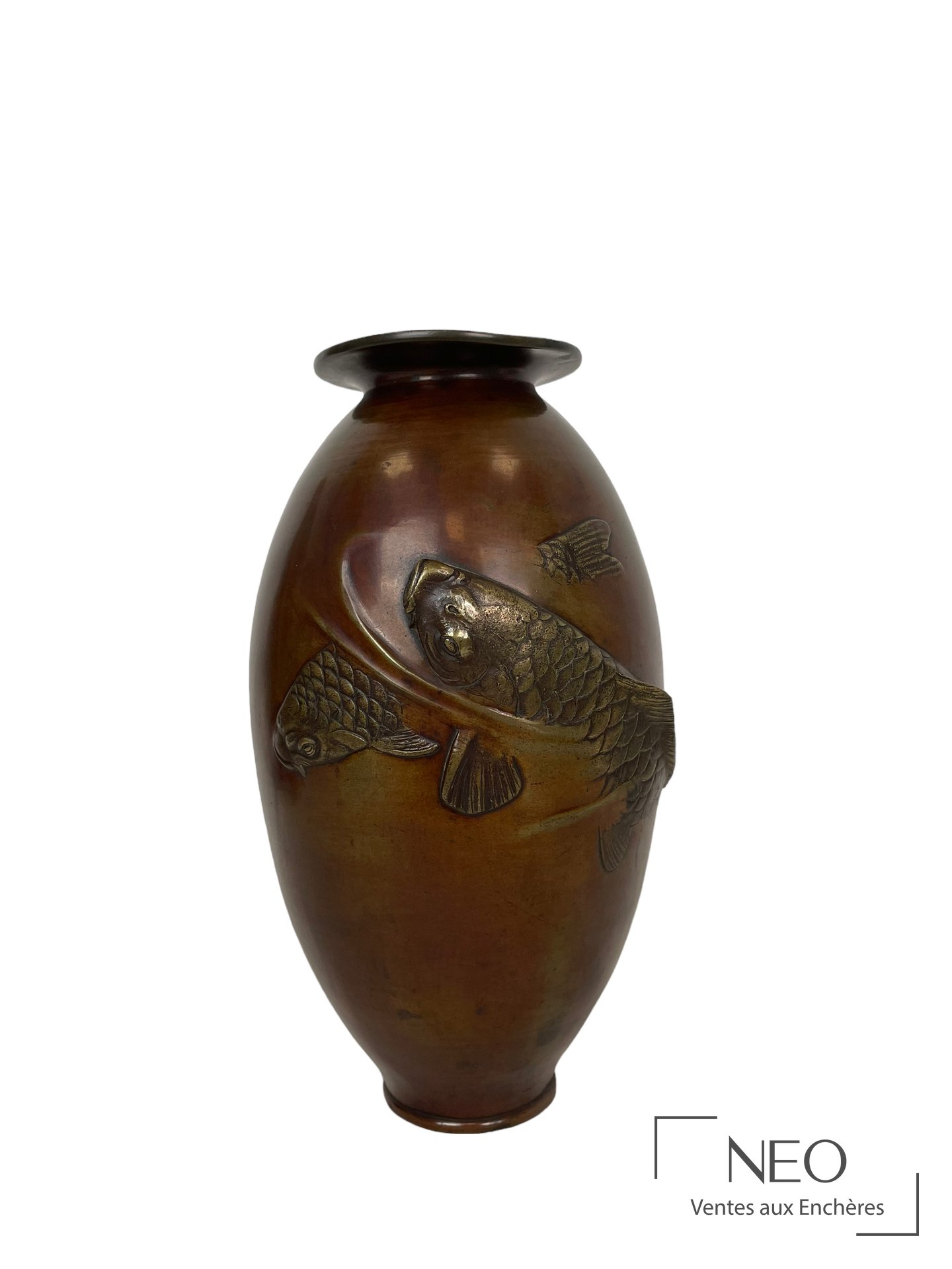 Vase ovoïde en bronze à décor de carpes koi en relief