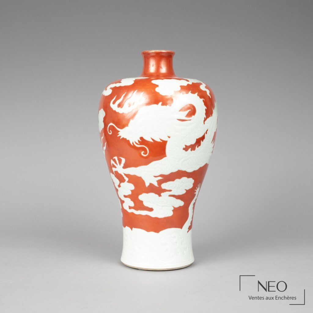Vase chinois en porcelaine rouge et blanc à décor de dragon et de nuages