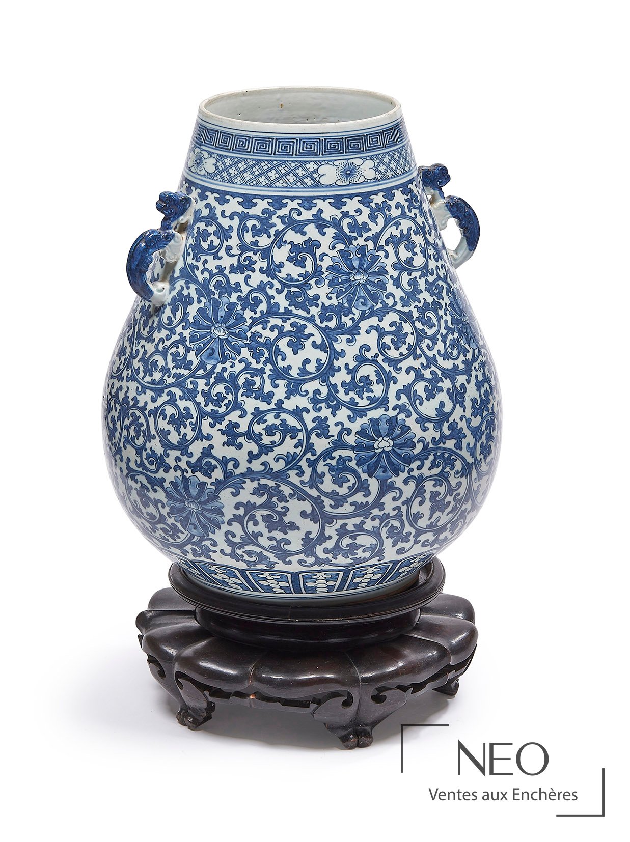 Grand vase chinois en porcelaine bleu blanc posé sur son socle en bois