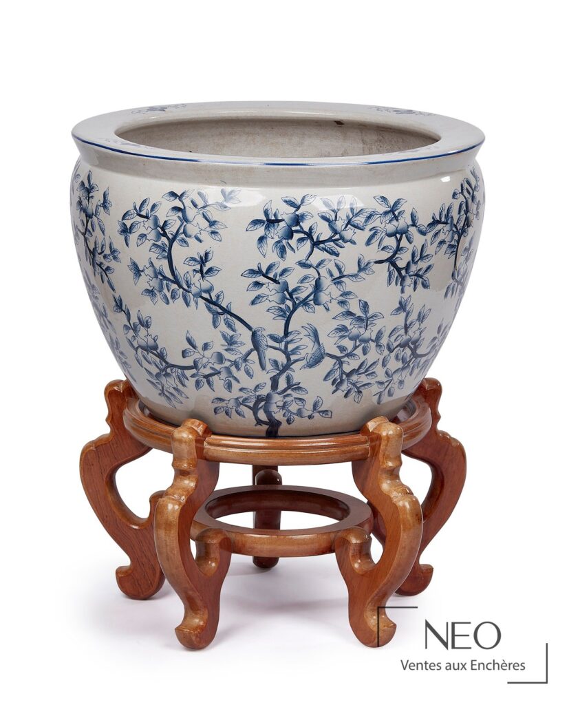 Grand vase en porcelaine bleue et blanche sur socle en bois