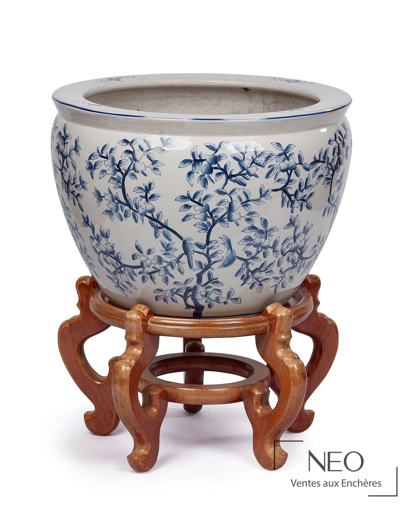 Grand vase en porcelaine bleue et blanche sur socle en bois