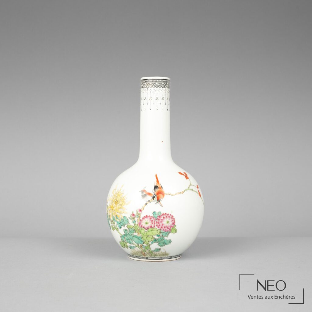 Vase chinois en porcelaine blanche à décor polychrome d'oiseaux et de chrysanthèmes