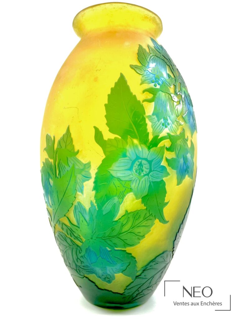 Vase oblong Gallé en verre jaune et vert à décor de fleurs grimpantes
