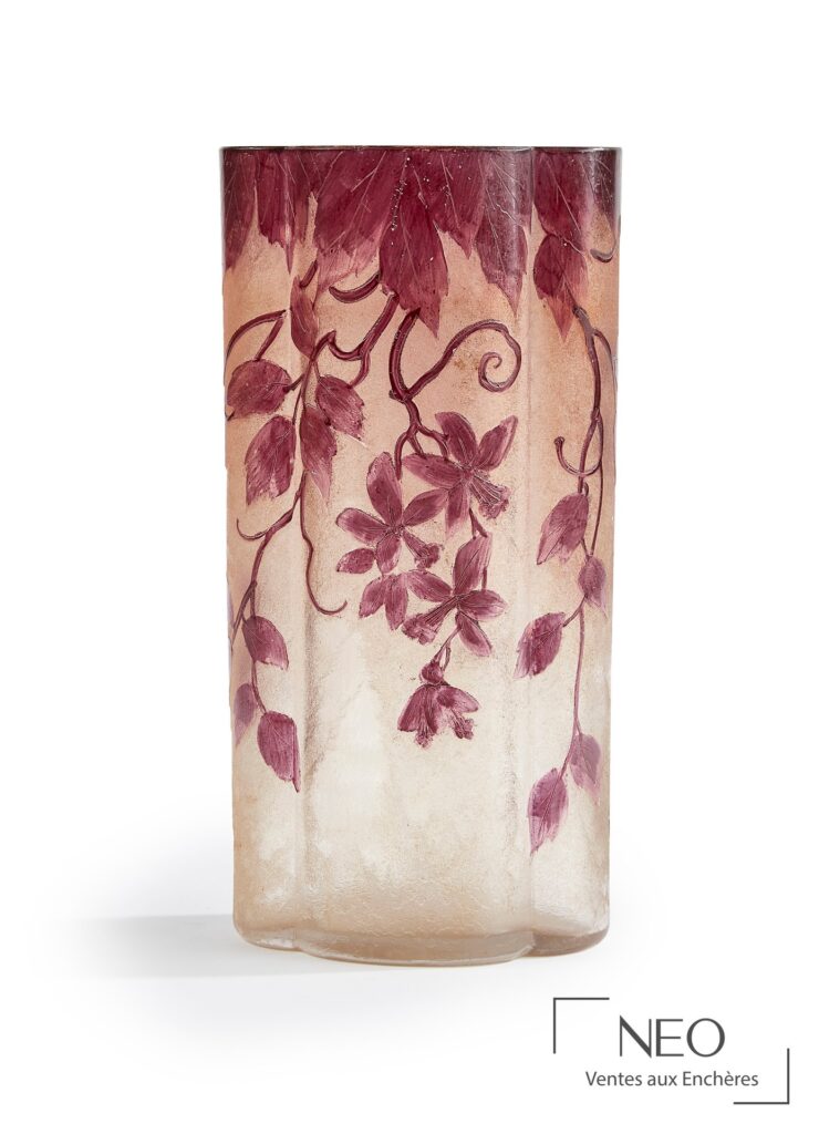 Vase quadrilobé en verre multicouches au décor de feuillage bordeaux sur fond ocre