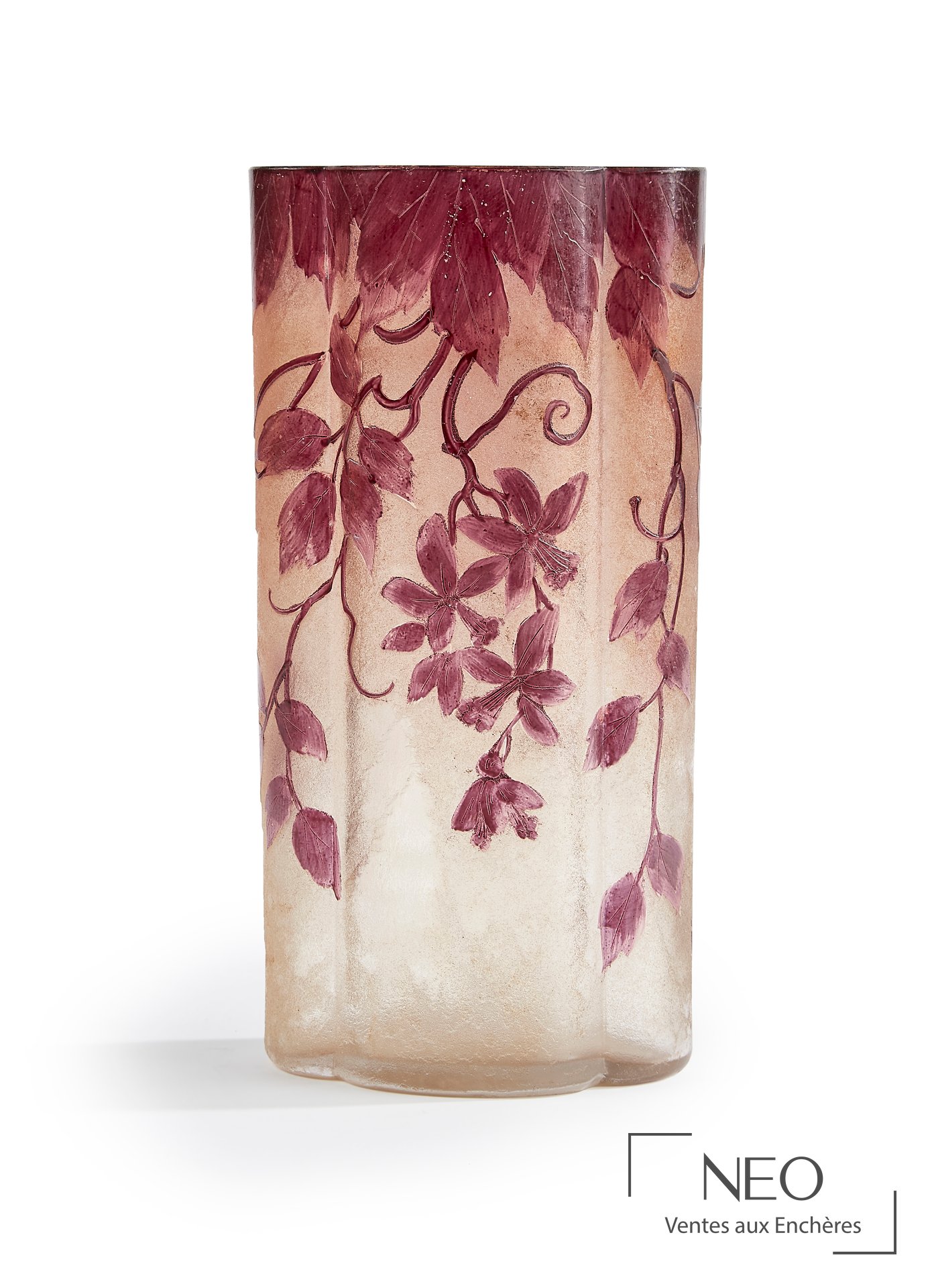 Vase quadrilobé en verre multicouches au décor de feuillage bordeaux sur fond ocre