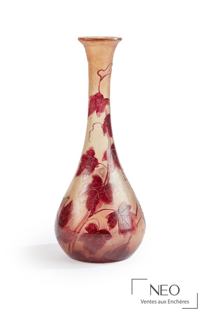 Vase soliflore Legras en verre multicouche à décor de feuillage bordeaux sur fond ocre