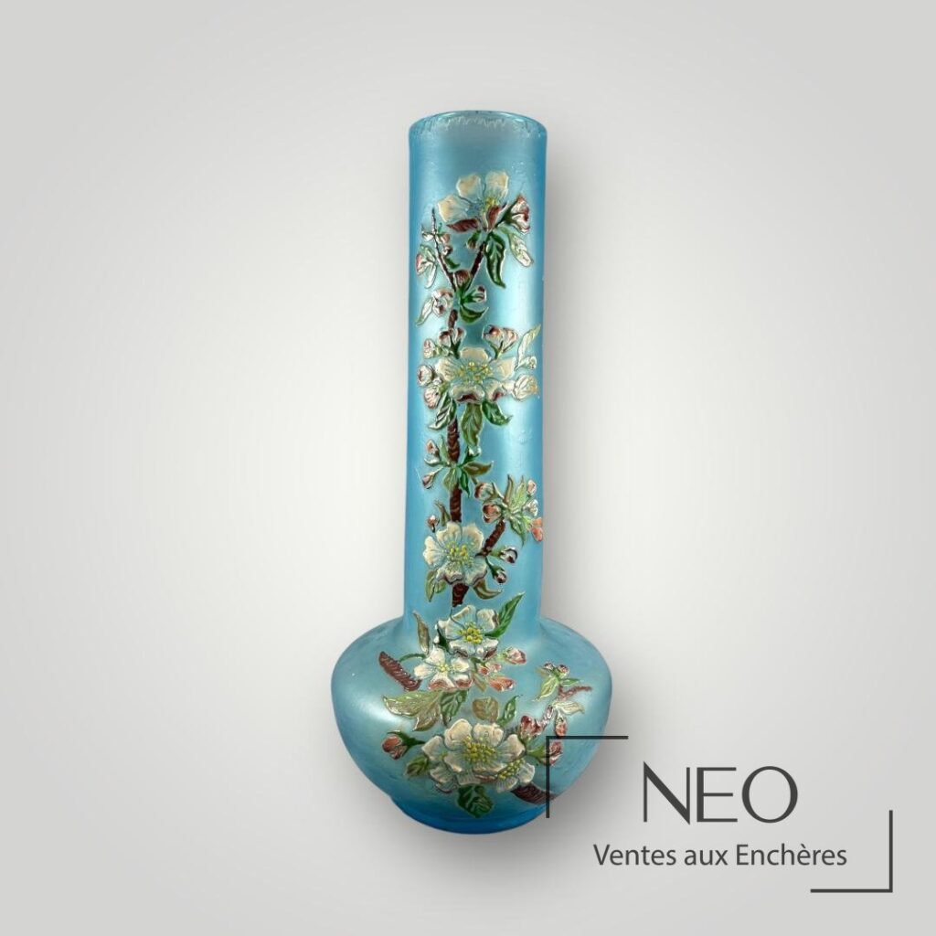 Vase tubulaire bleu à décor floral en relief