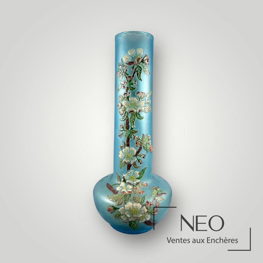 Vase tubulaire français moderne en verre bleu à décor floral en relief