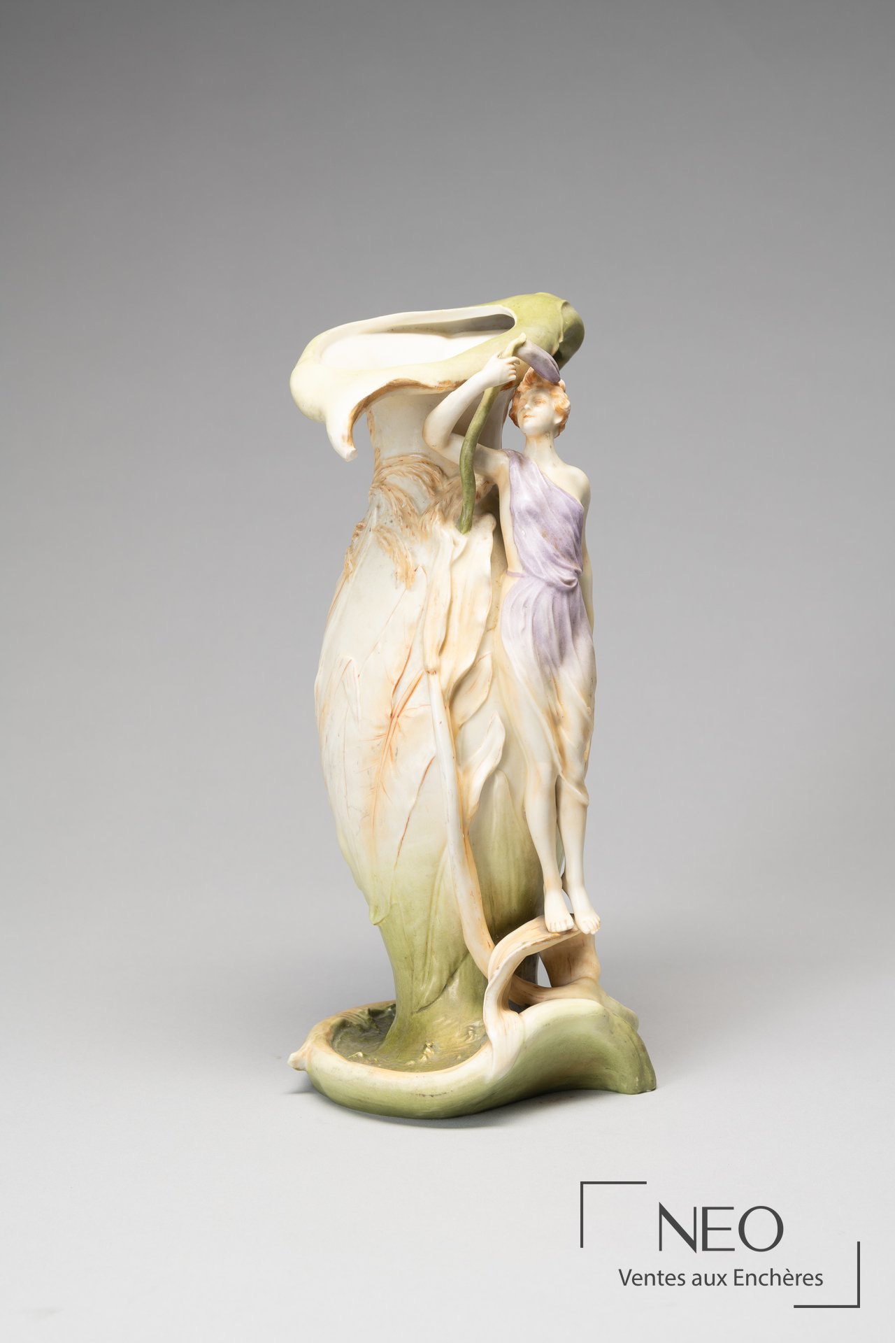 Vase Volkstedt en porcelaine émaillée polychrome, XXe siècle