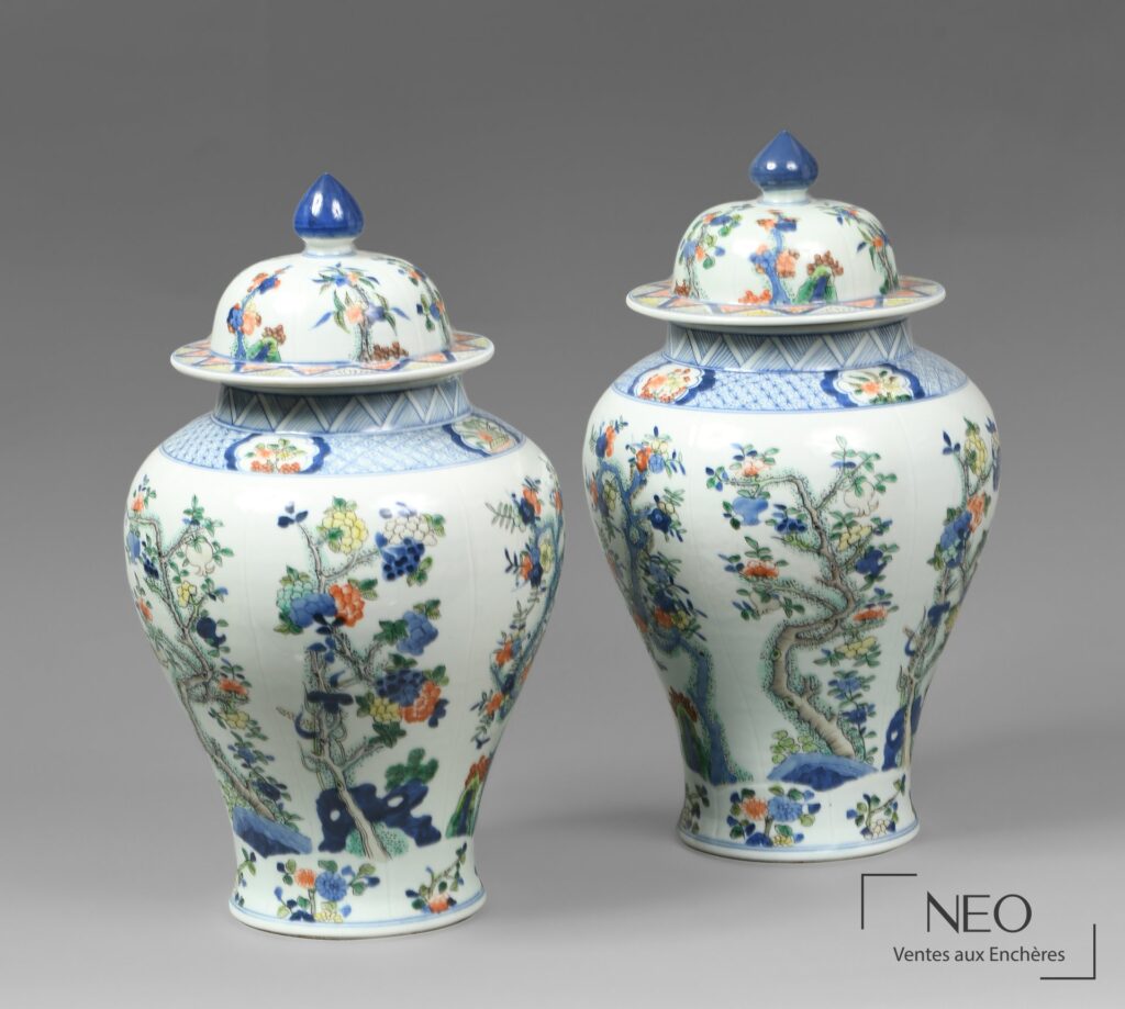 Paire de vases balustres couverts en porcelaine blanche à décor polychrome de branches fleuries