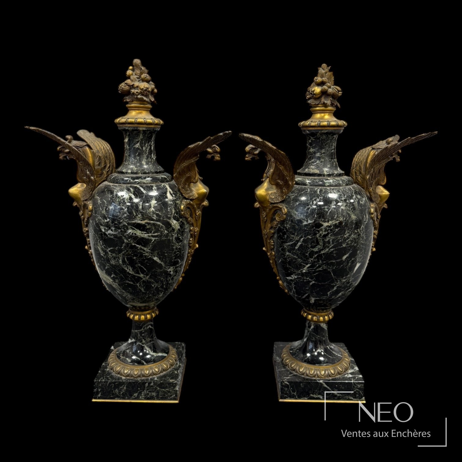Paire de vases couverts en marbre vert veiné et bronze doré, XIXe siècle ou postérieur