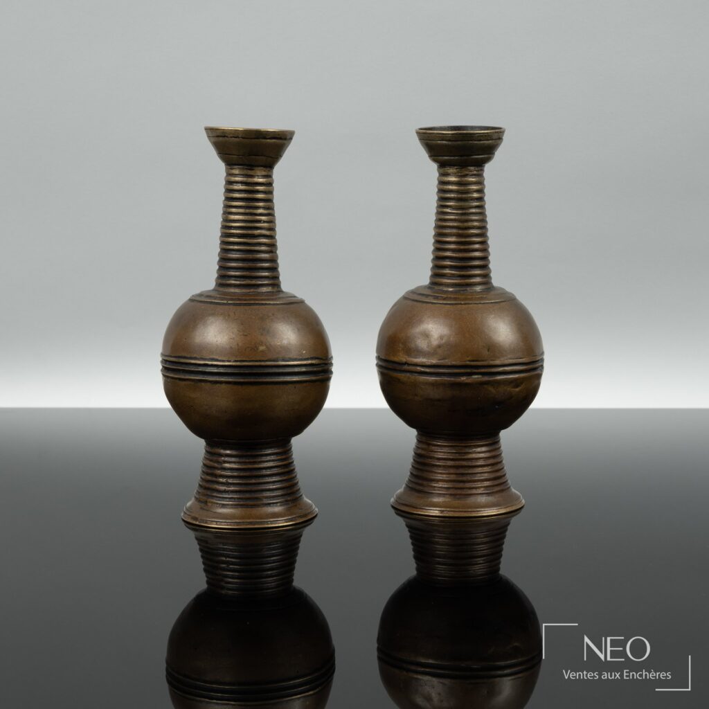 Paire de vases tibétains en bronze à longs cols et panse ovoïde