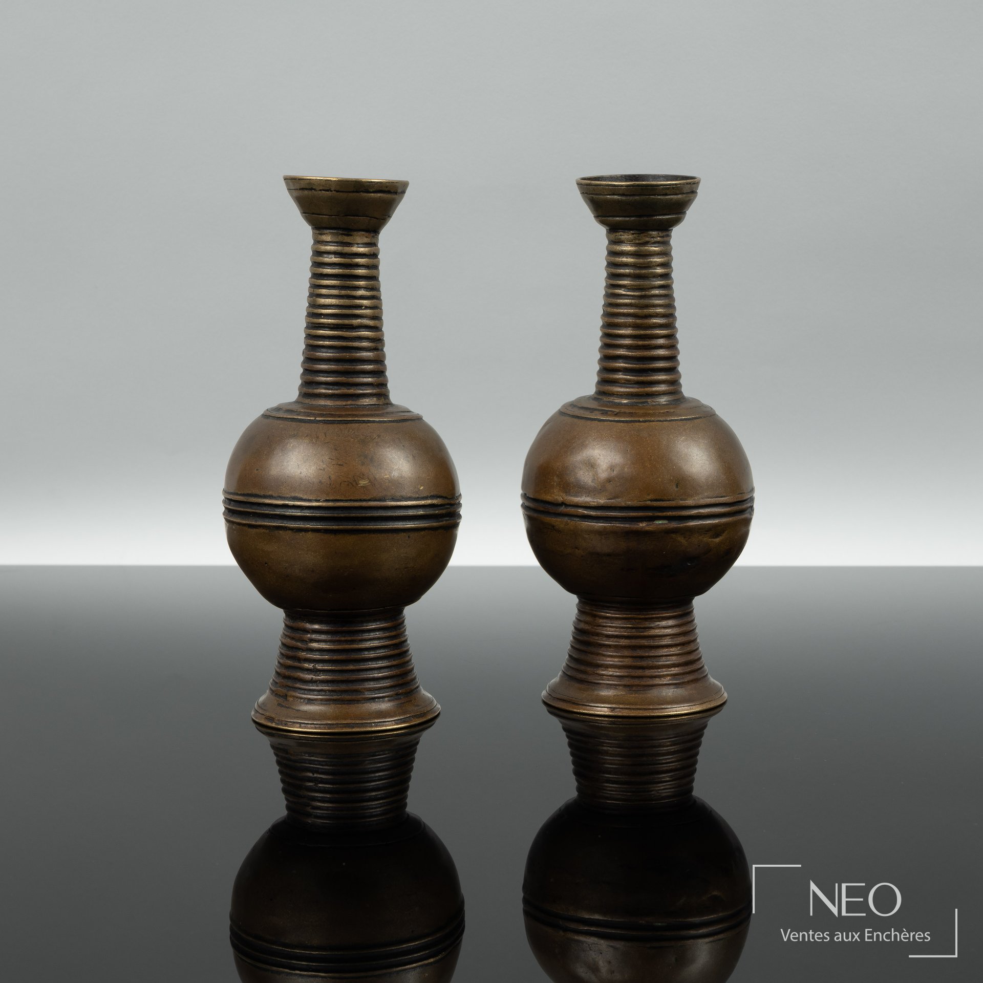 Paire de vases tibétains en bronze à longs cols et panse ovoïde
