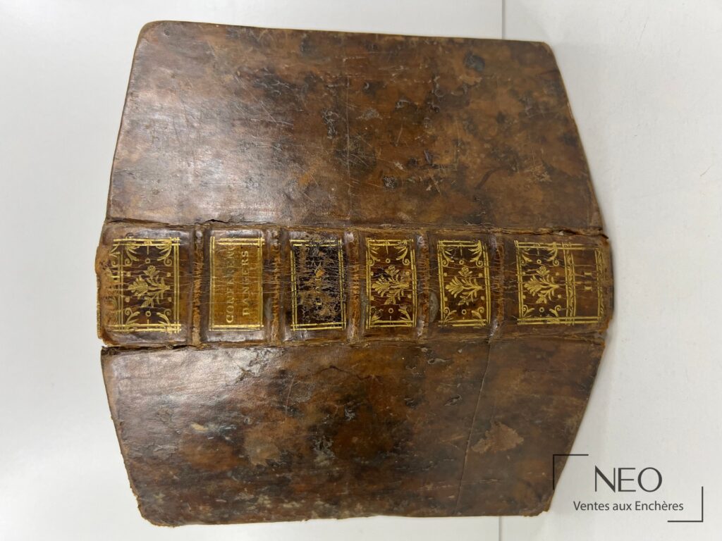 Plats de couverture en veau brun avec dos à nerfs et caissons dorés