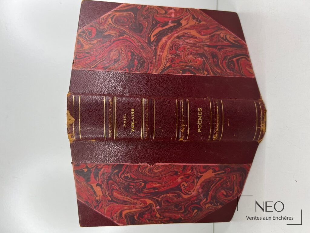Livre relié en demi chagrin à coins