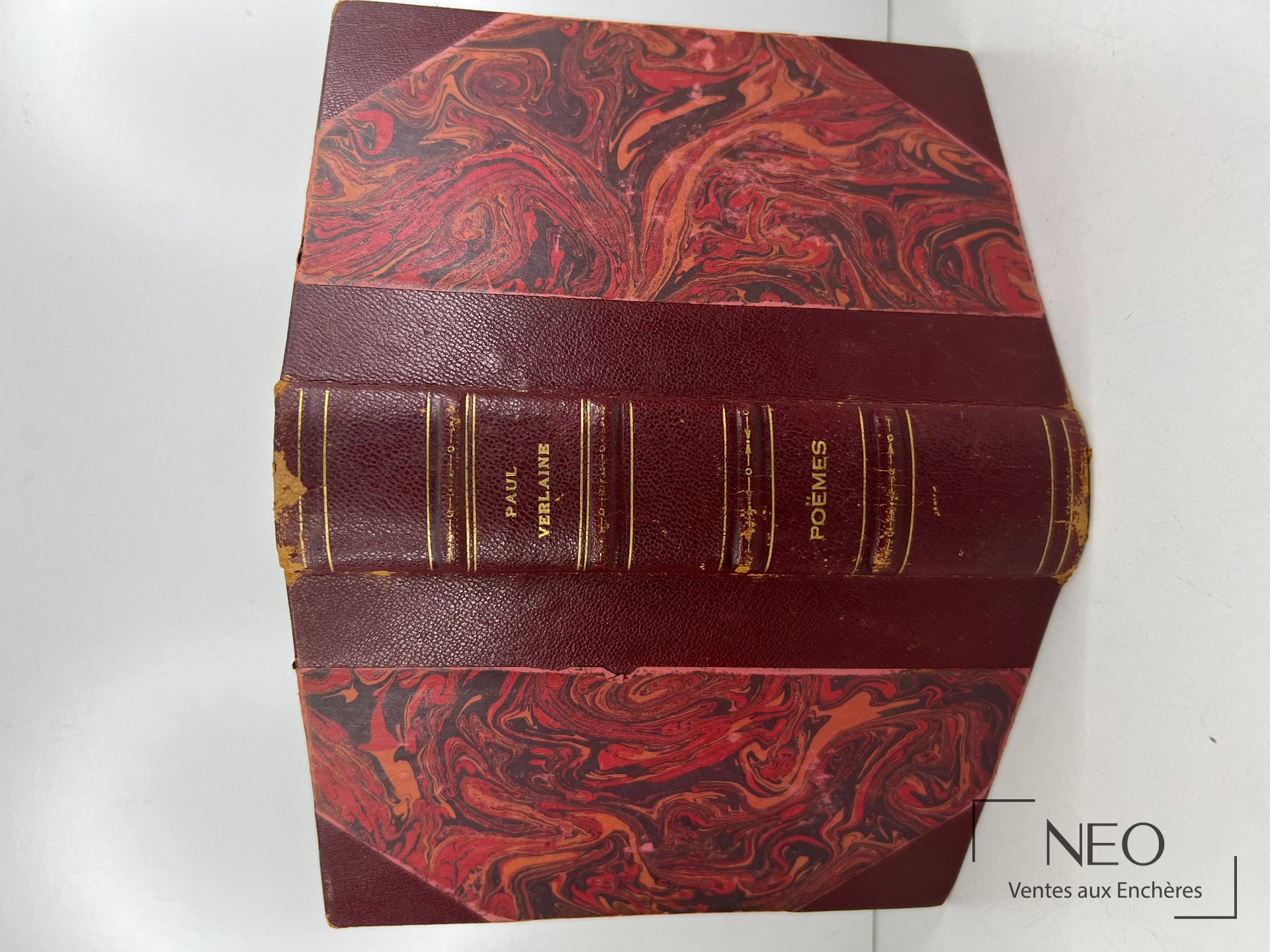 Livre relié en demi chagrin à coins