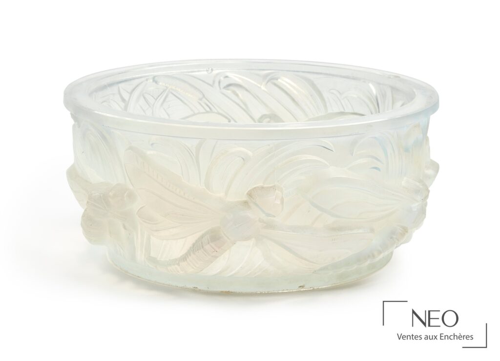 Coupe Verlys France en verre opalescent à décor de libellules en relief
