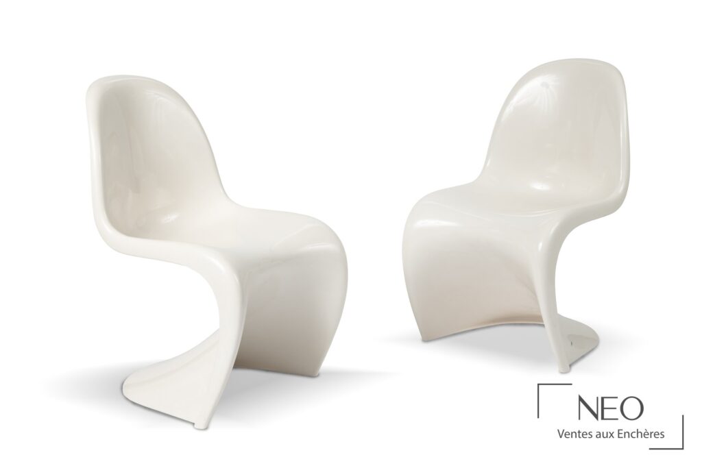 Paire de chaises Cantilever blanches de Verner Panton en vue d'ensemble