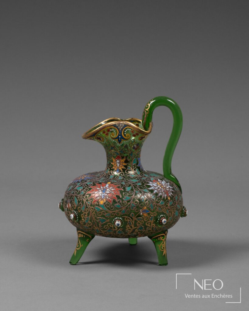 Verseuse en verre teinté vert à décor émaillé polychrome