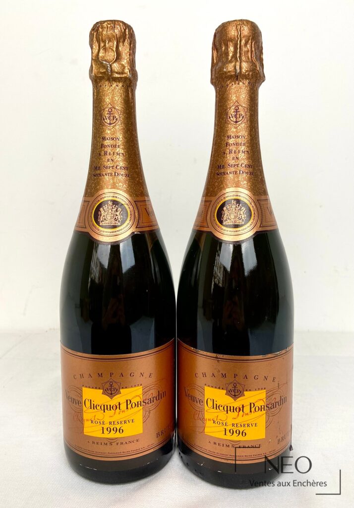 Deux bouteilles de Veuve Clicquot Ponsardin Rosé Réserve 1996 vues de face