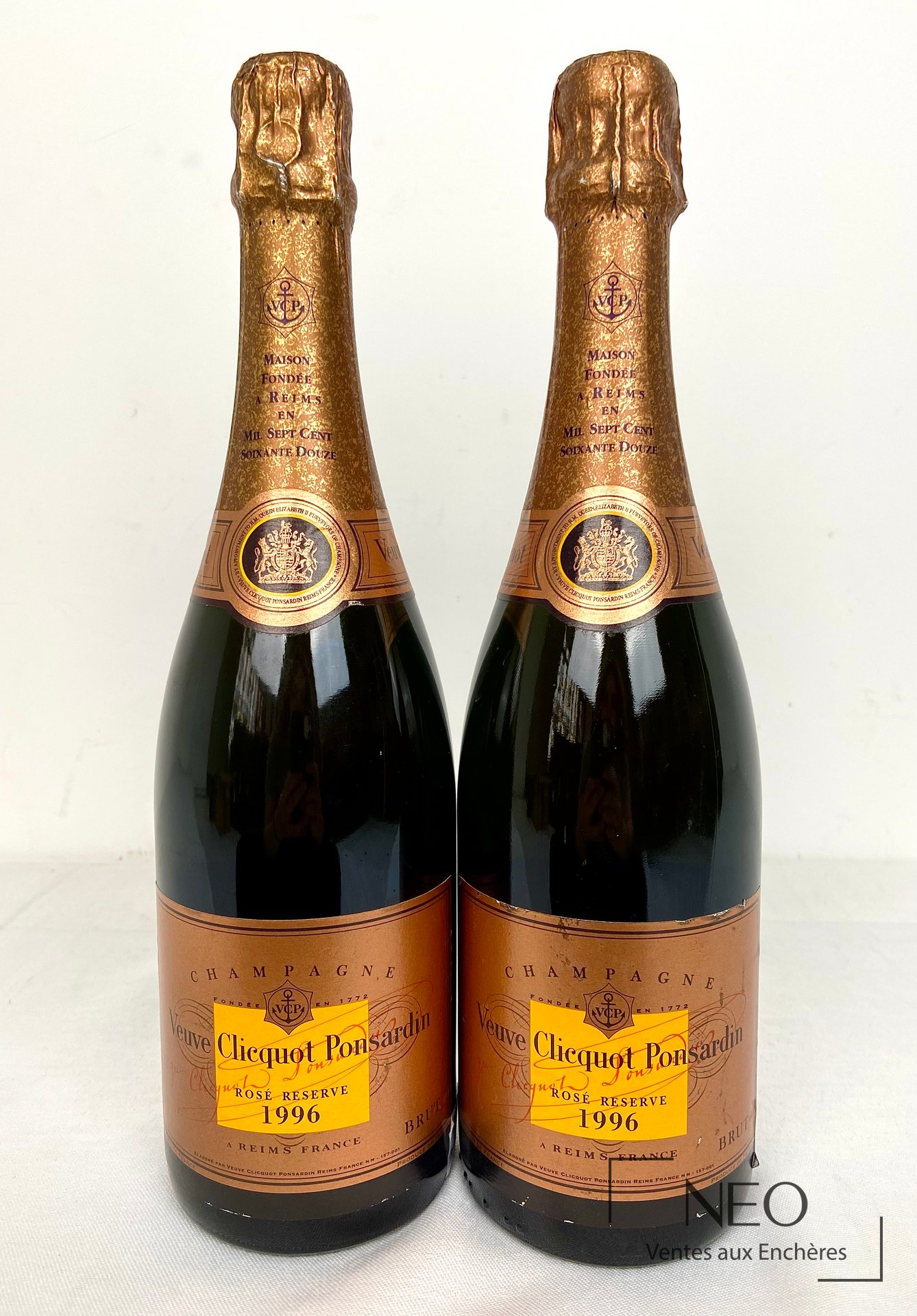 Deux bouteilles de Veuve Clicquot Ponsardin Rosé Réserve 1996 vues de face