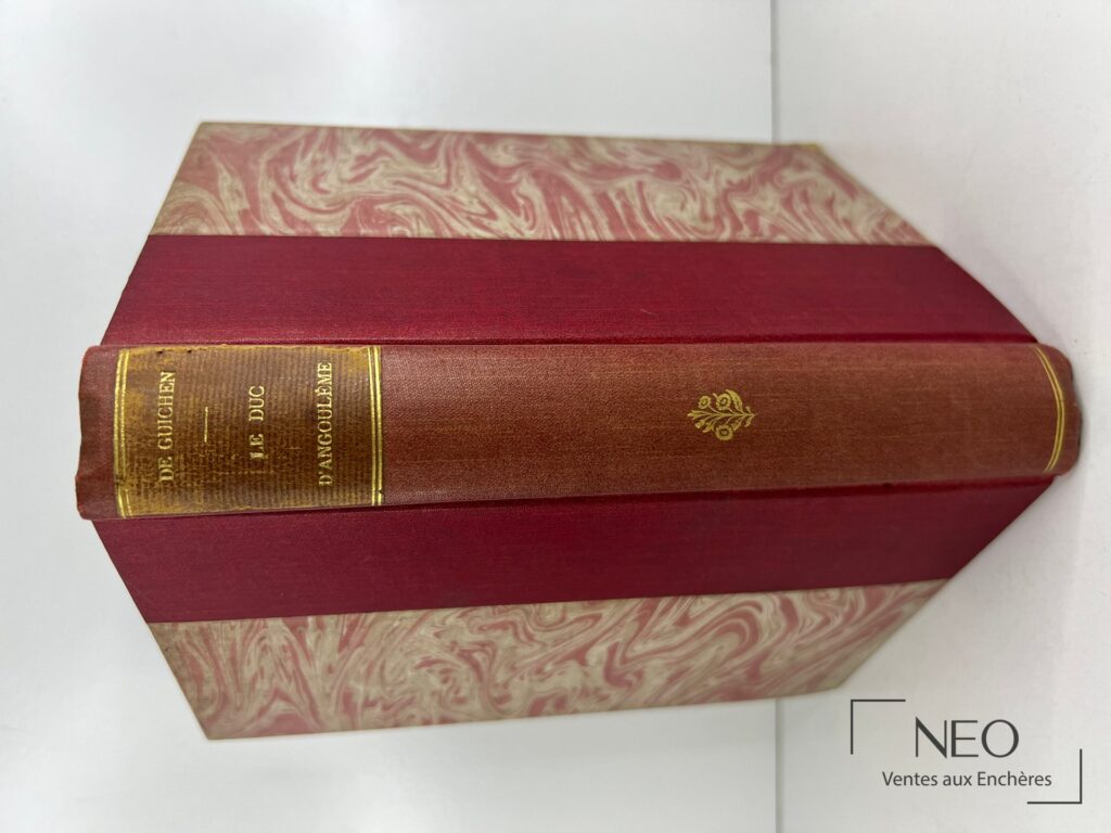 Livre relié en demi percaline rouge et papier marbré