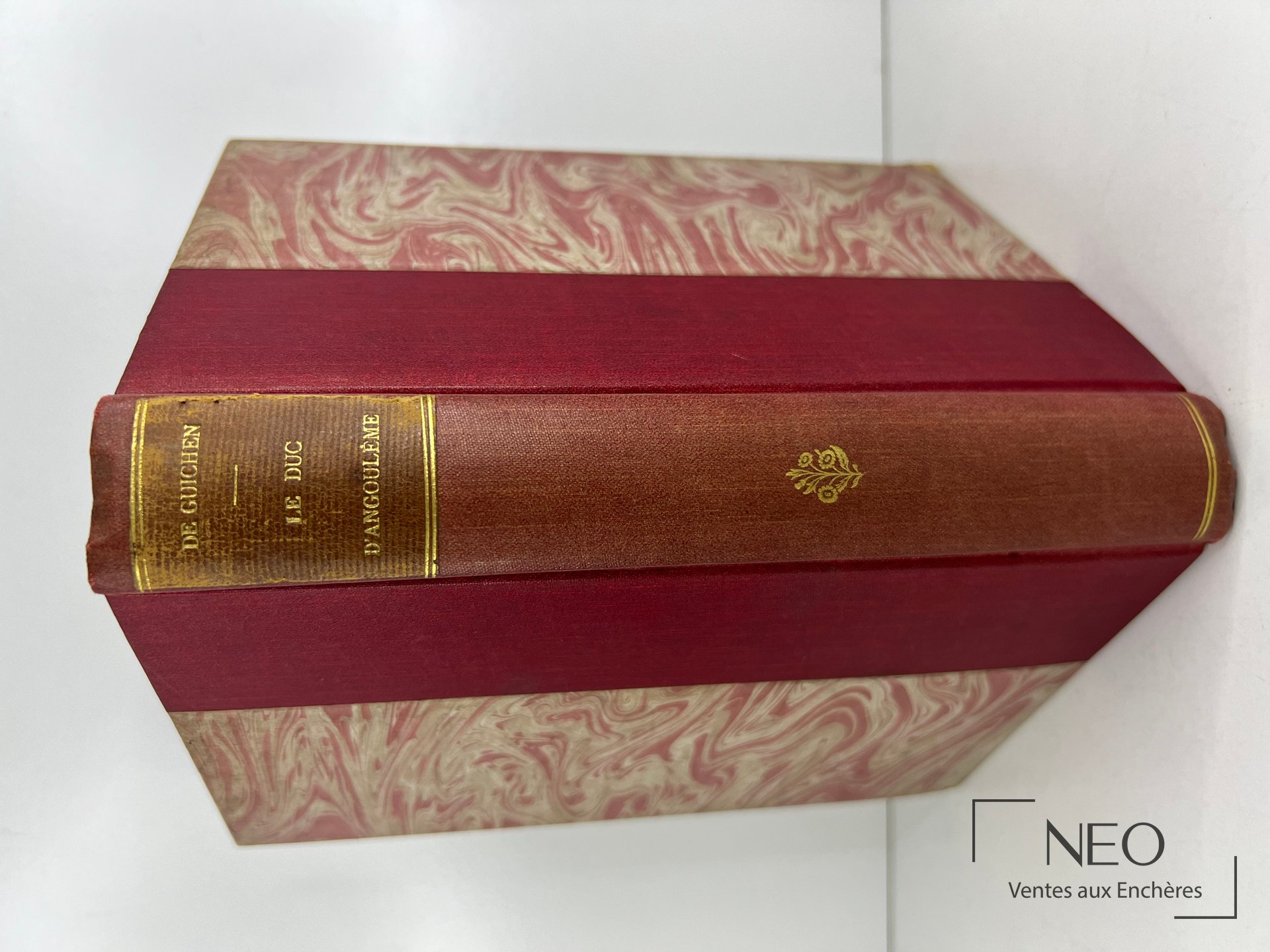 Livre relié en demi percaline rouge et papier marbré