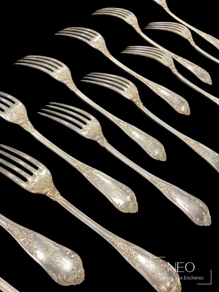 Ensemble de couverts en argent à décor gravé sur fond noir