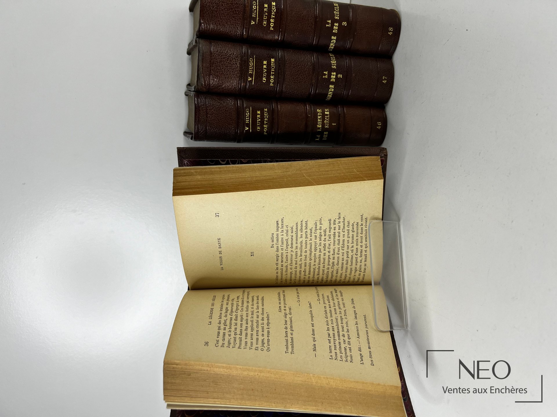 Pages ouvertes d'un volume de Victor Hugo avec texte imprimé et tranche visible