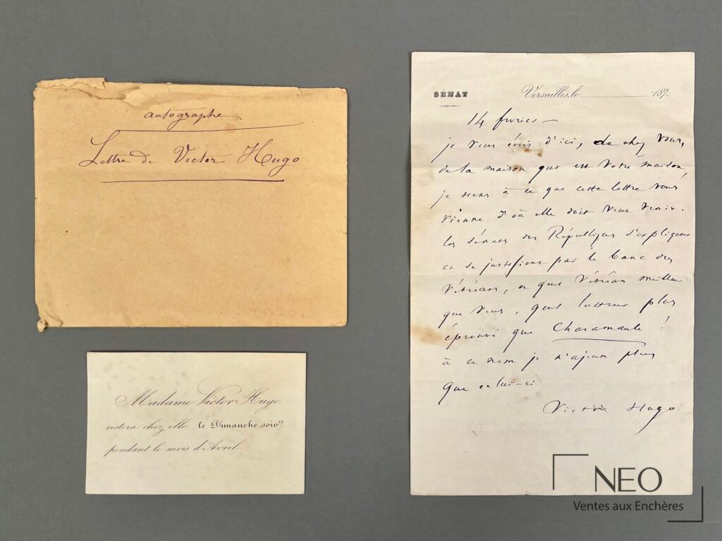 Lettre autographe de Victor Hugo avec enveloppe et carte jointes sur fond gris