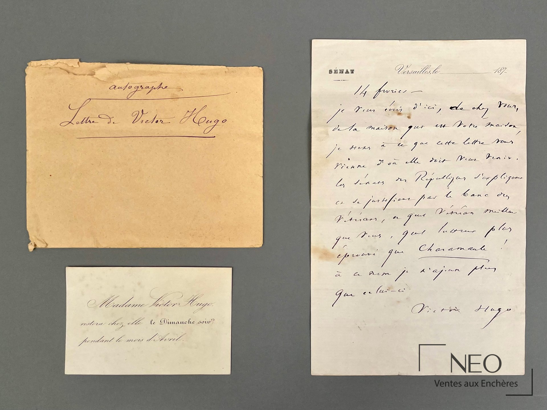 Lettre autographe de Victor Hugo avec enveloppe et carte jointes sur fond gris